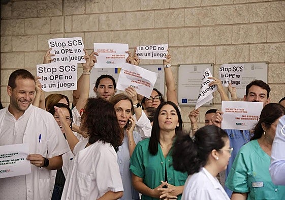 Momento de la protesta del personal médico a las puertas del hospital Doctor Negrín el viernes pasado.