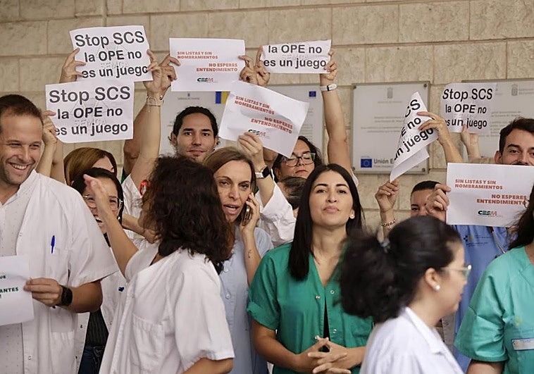 Momento de la protesta del personal médico a las puertas del hospital Doctor Negrín el viernes pasado.