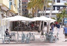 Terrazas en el Paseo de Las Canteras.