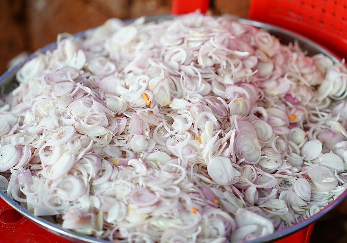 Imagen principal - Cebolla, cilantro y guindilla