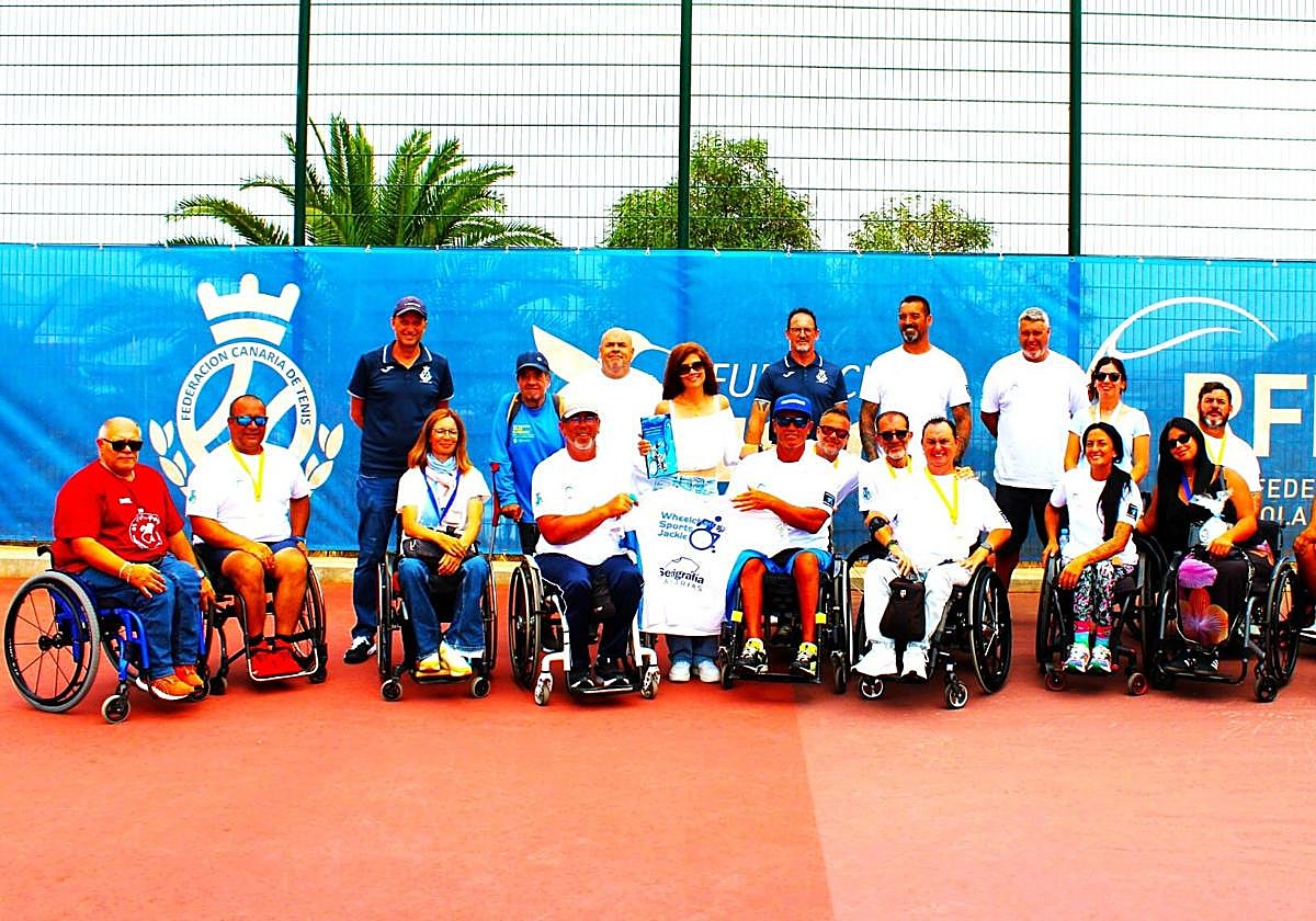 Todos los premiados de este certamen, en posado de familia.