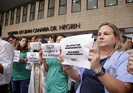 Imagen de la concentración de médicos a las puertas del hospital Doctor Negrín el pasado viernes.