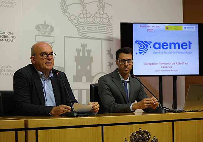 Anselmo Pestana, delegado de Gobierno en Canarias y David Suárez, delegado territorial de Aemet en Canarias, en la rueda de prensa para presentar el balance climatológico del verano y la predicción de este otoño.