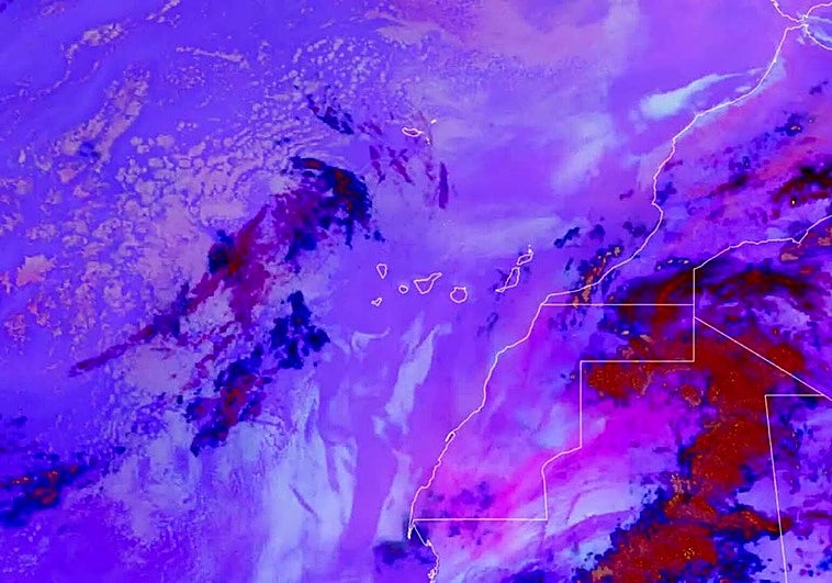 Imagen de satélite de la calima llegando a Canarias.