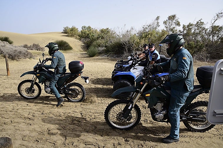 Agentes realizando batidas en las Dunas de Maspalomas.