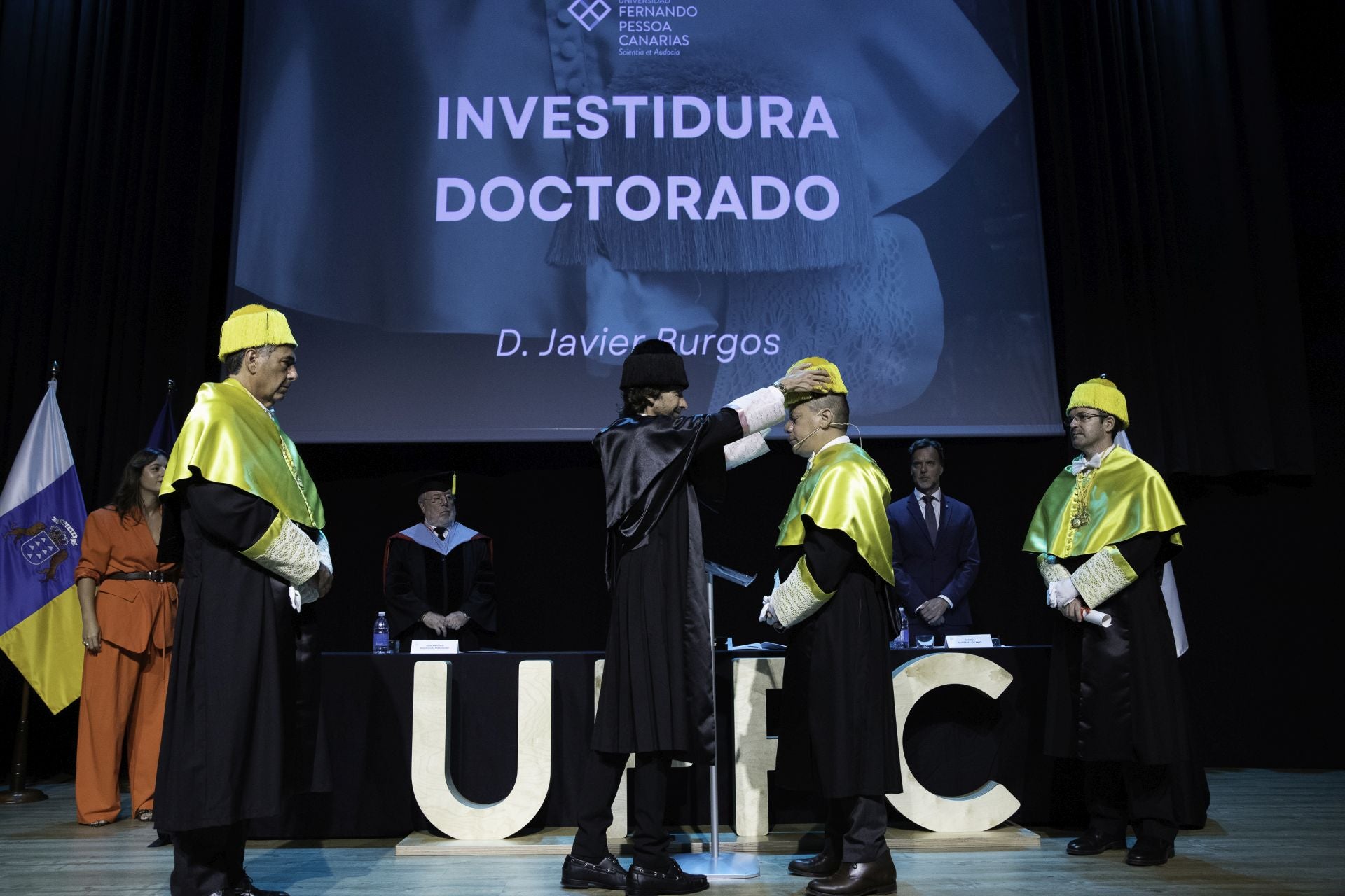 Javier Burgos fue investido doctor en el acto de apertura del curso.