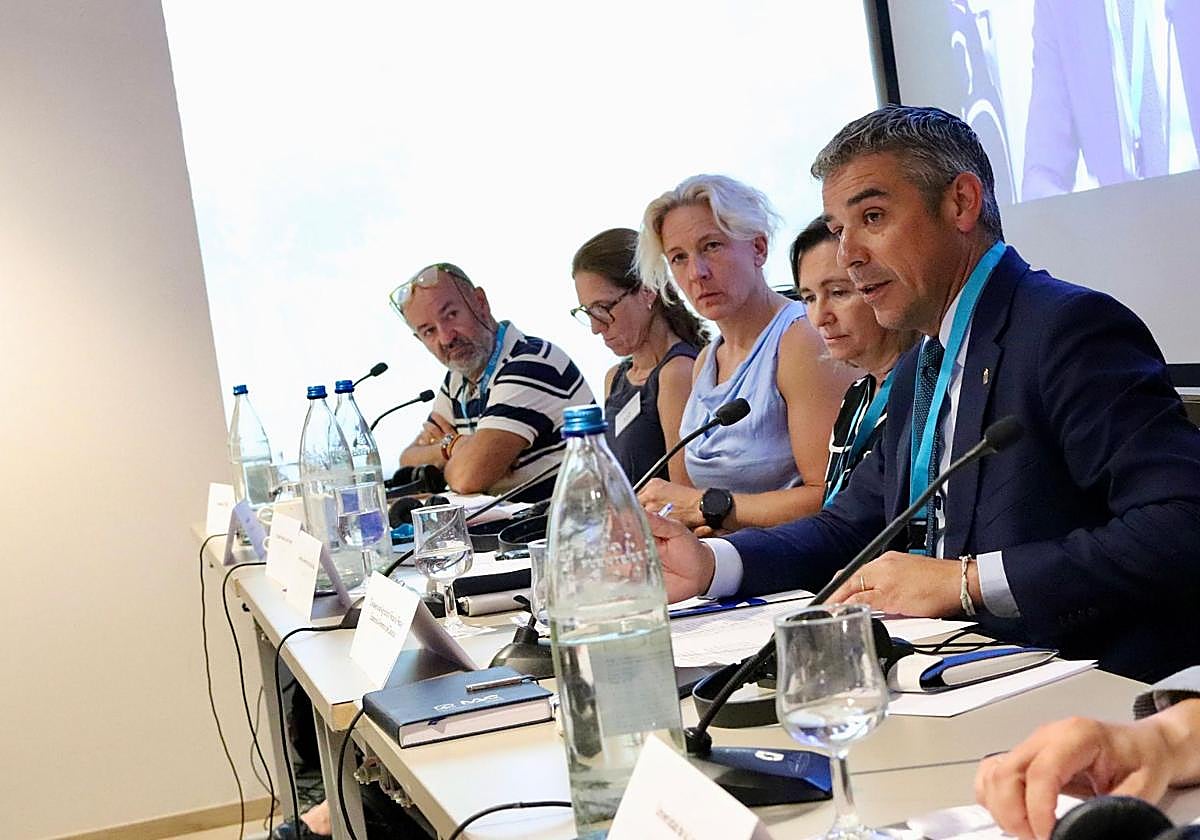 Narvay Quintero (d) con Isabel Artime (2d) durante una rueda de prensa este martes.