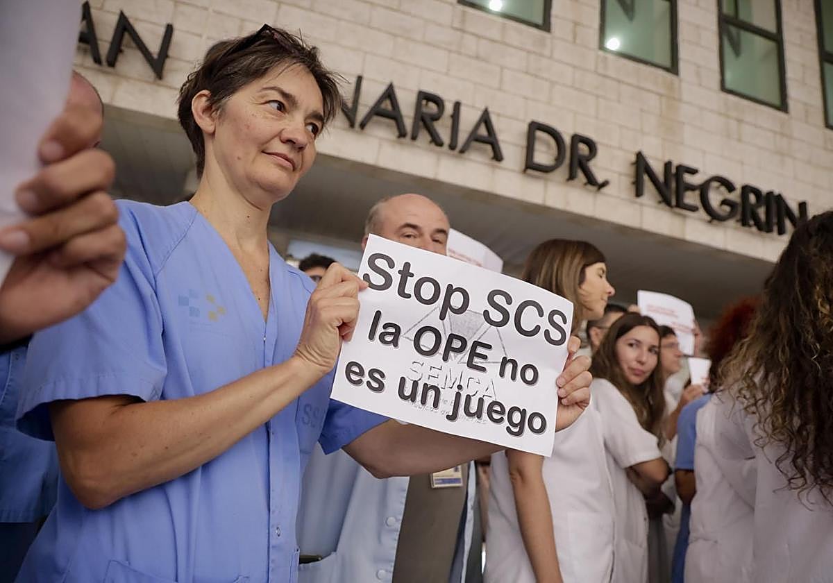Personal médico protestando contra la convocatoria de exámenes en el hospital Doctor Negrín el pasado viernes.