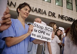 Personal médico protestando contra la convocatoria de exámenes en el hospital Doctor Negrín el pasado viernes.