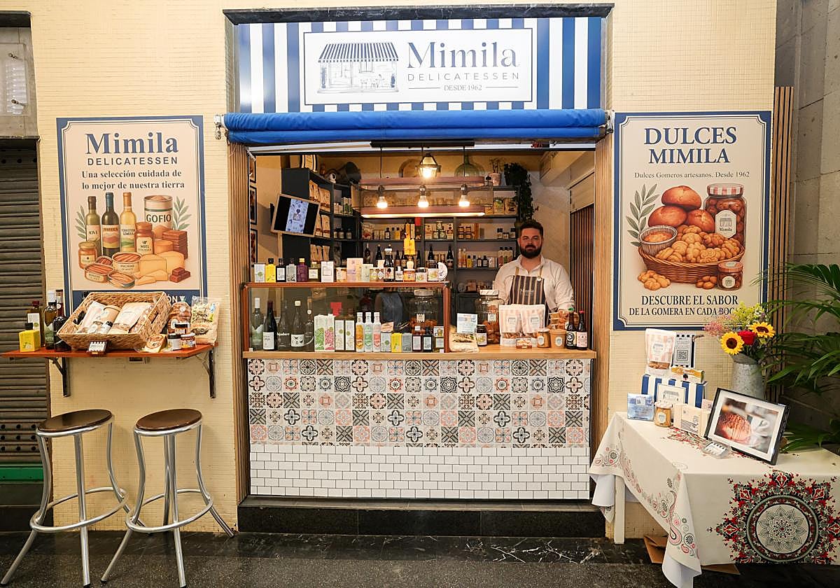 Oliver Escuela, al frente del stand de Mimila en el mercado de Vegueta.