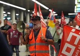 Persona protestando en la huelga de transporte en la estación de San Telmo