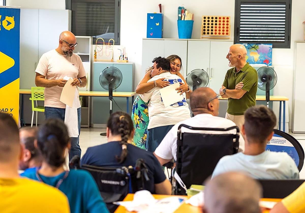 Una de las premiadas se fundió en un abrazo con la edil Minerva Pérez.