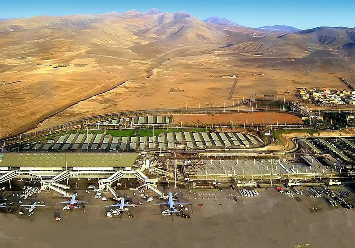 El aeropuerto majorero, desde el aire.