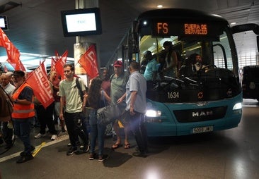 85 guaguas se quedan en la cochera el primer día de huelga y cientos de viajeros 'tirados' en las paradas