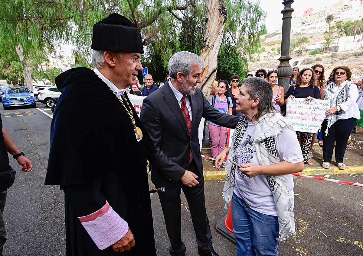 Imagen secundaria 1 - El presidente de Canarias, Fernando Clavijo, y el rector de la ULPGC, Lluís Serra, saludan a las personas manifestantes.