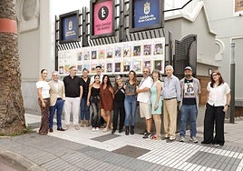 Guacimara Medina, consejera de Cultura del Cabildo de Gran Canaria y el director artístico de la Sala Insular de Teatro, Gonzalo Ubani, junto a miembros de compañías artísticas de la temporada 25/26.