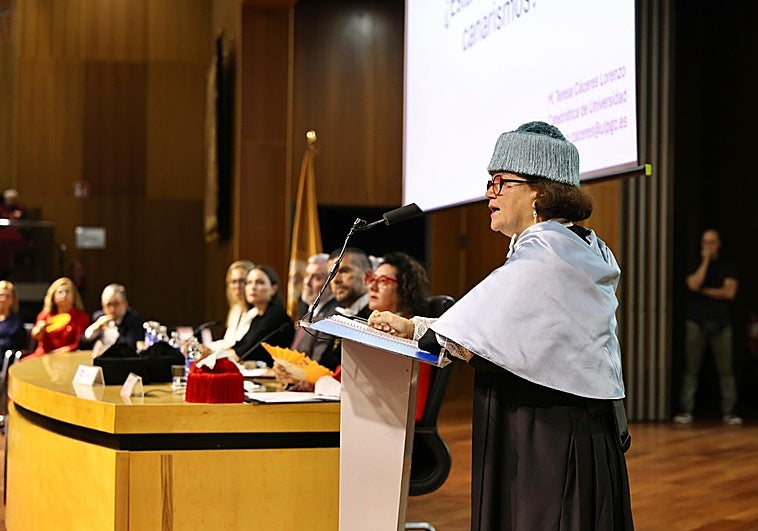 Teresa Cáceres durante su lección titulada '¿Se están muriendo los canarismos?'.