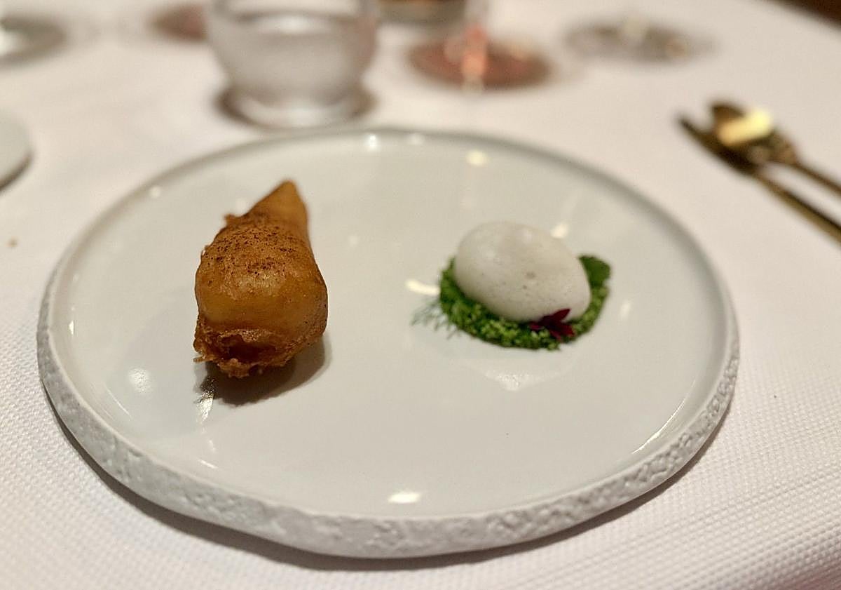 Imagen principal - Sama crujiente, helado de miel con garum y caviar y cremoso de cítricos y crujiente de flores