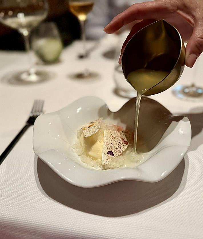 Imagen secundaria 2 - Sama crujiente, helado de miel con garum y caviar y cremoso de cítricos y crujiente de flores