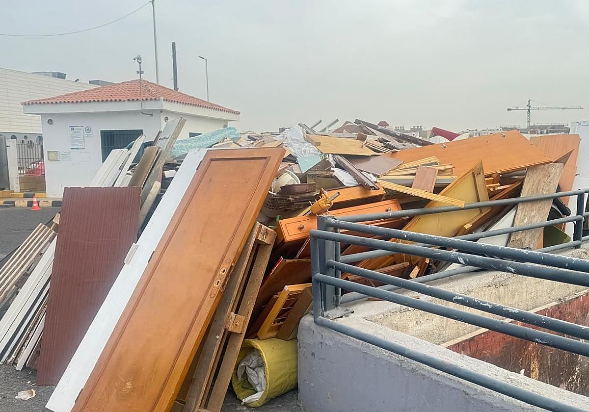 Residuos acumulados en el punto limpio de Las Rubiesas.
