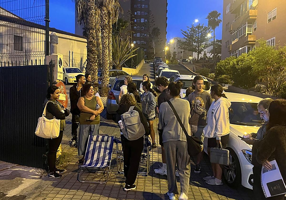 Imagen de la cola a las puertas del centro durante la mañana de este viernes.