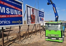 Retirada de cartelería por orden de La Oliva.