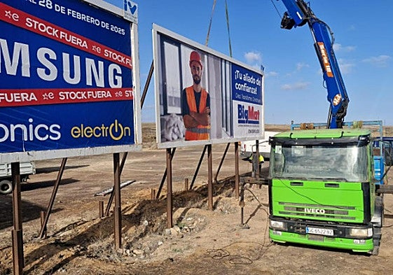 Retirada de cartelería por orden de La Oliva.