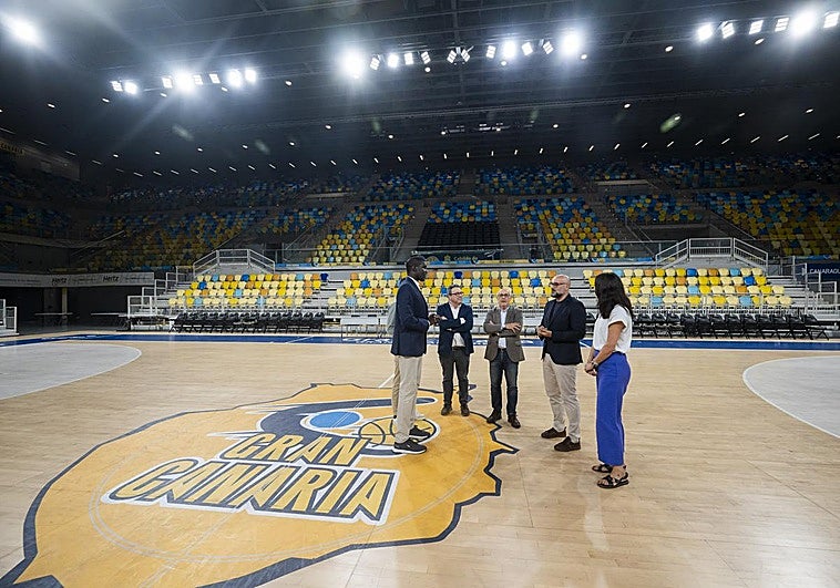 Momentos del encendido de la iluminación del Gran Canaria Arena.