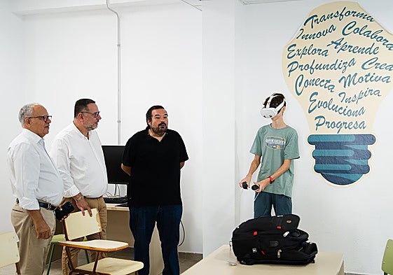Casimiro Curbelo (i) y Poli Suárez (c) en la inauguración oficial del centro integrado de FP.