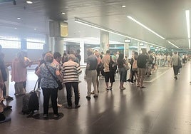 Imagen de las colas en la estación de guaguas en Gran Canaria en la segunda jornada de la huelga.