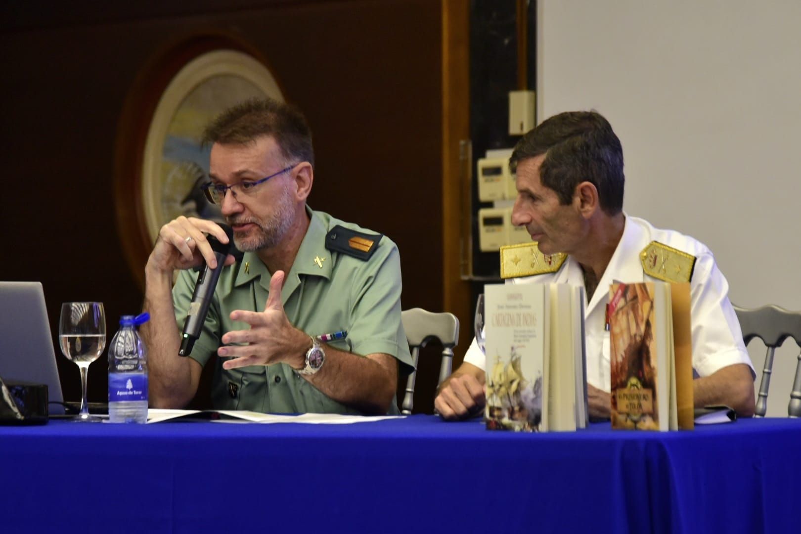 José Antonio Devesa junto a Santiago de Colsa en la presentación de la nueva novela.