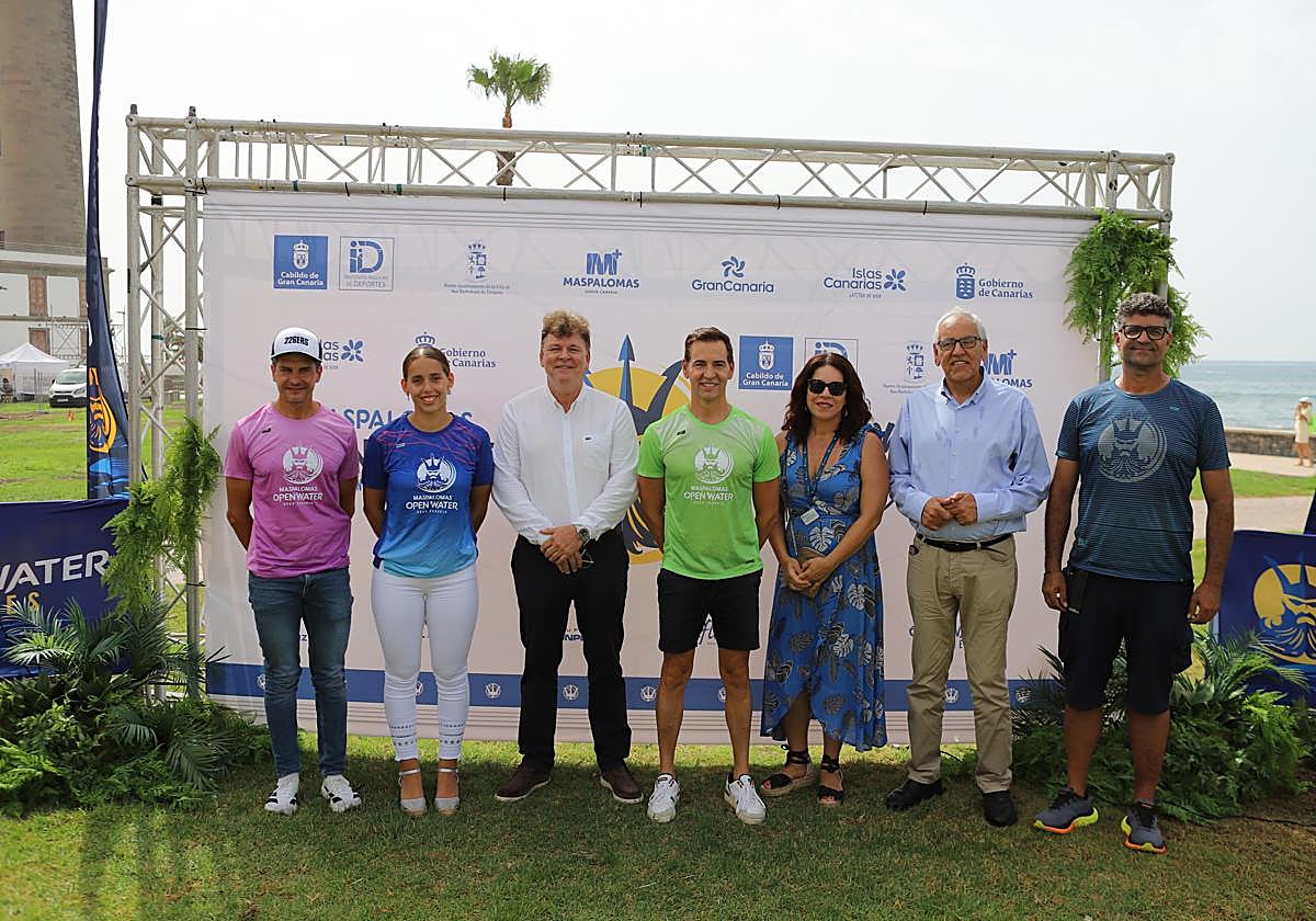 Junto al Faro se presentaron los últimos detalles con el concejal de Deportes, Ramón Suárez y los deportistas Laura Rodríguez, Iván Raña y David Meca junto a Pablo González, de Top Time Eventos.
