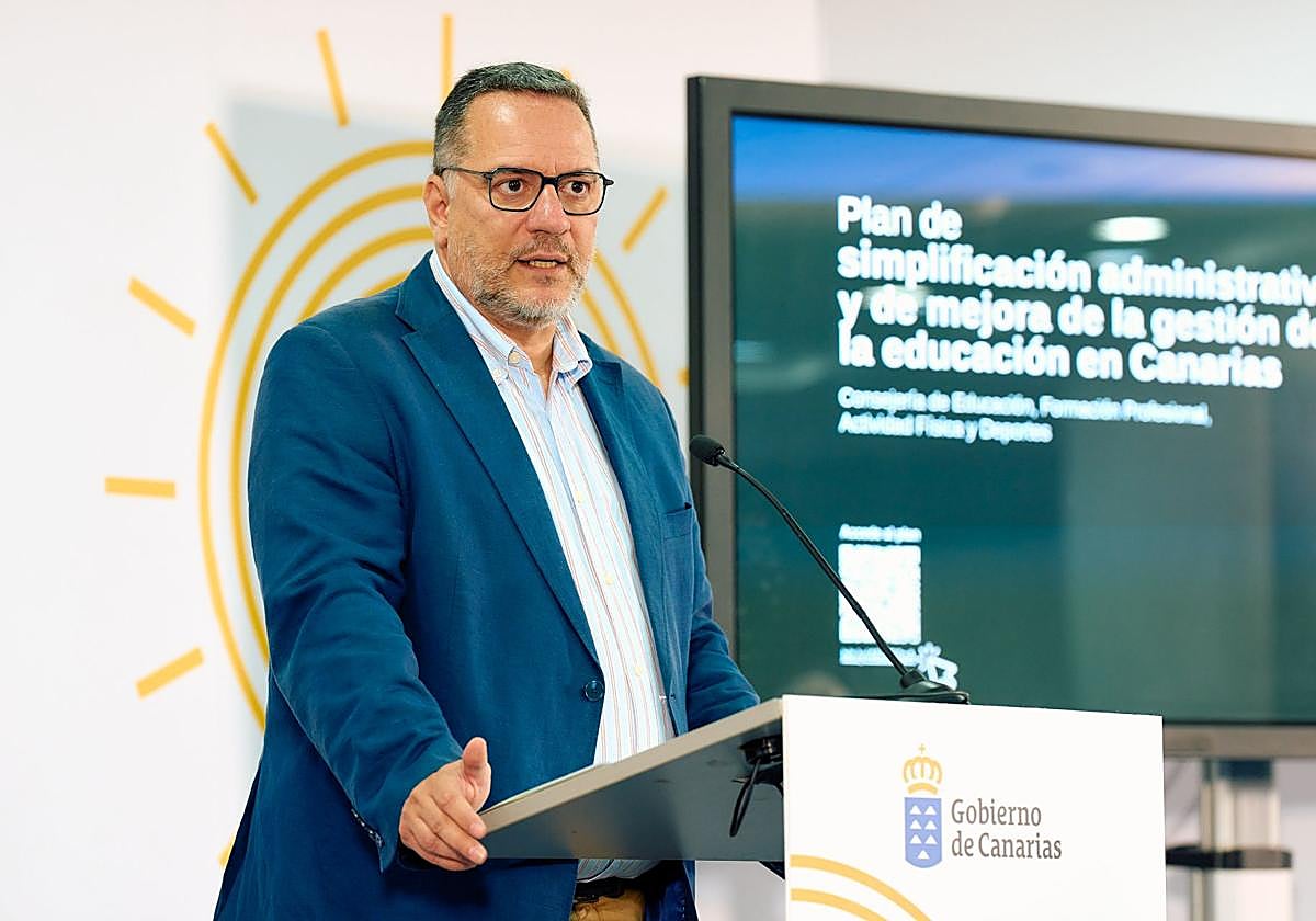 El consejero de Educación, Poli Suárez, en la presentación del Plan de simplificación administrativa.