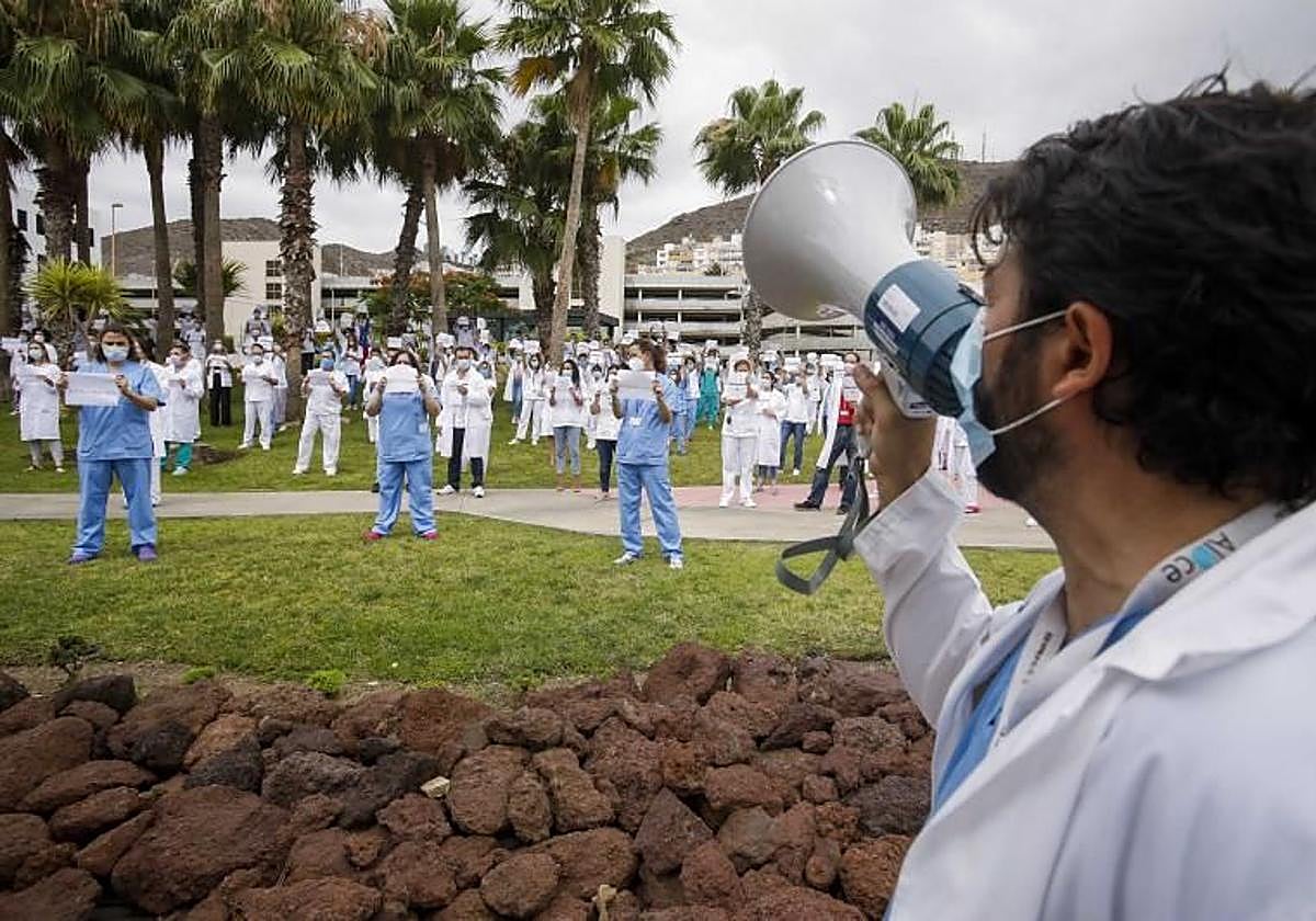 Imagen de archivo de una protesta de los médicos temporales a las puertas del hospital Insular.