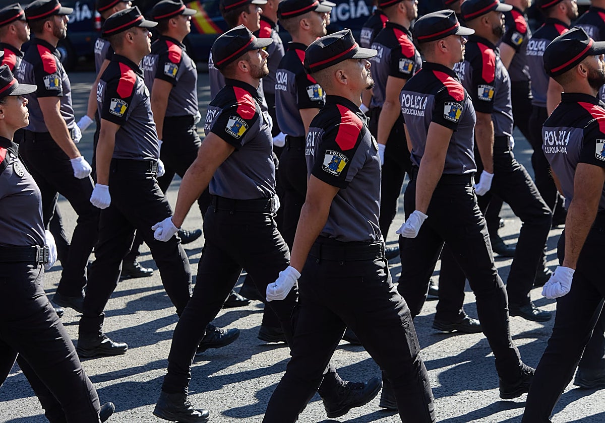 Agentes de la Policía Canaria en pleno desfile.