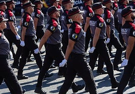 Agentes de la Policía Canaria en pleno desfile.
