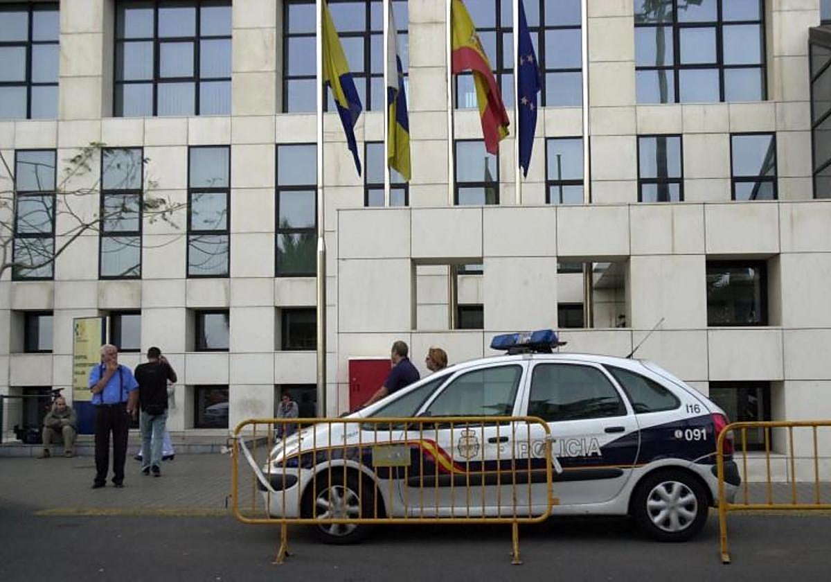 Imagen de archivo de un coche de la Policía Nacional custodiando a pacientes penitenciarios a las puertas del hospital.