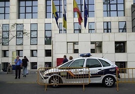 Imagen de archivo de un coche de la Policía Nacional custodiando a pacientes penitenciarios a las puertas del hospital.