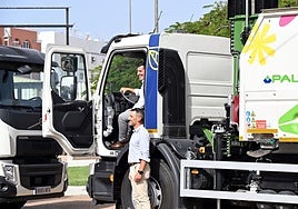 Marichal, sobre el camión, y Cardoso, durante la presentación de los vehículos.