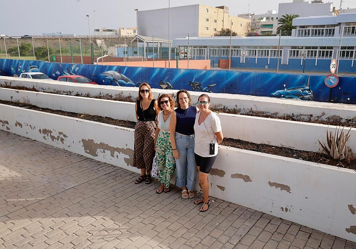 De izquierda a derecha, Ana, Marta, Yurena y Nuria, madres de alumnos y alumnas del CEIP Bañaderos.
