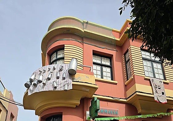 Los balcones del barrio de San Roque se preparan para recibir a la Virgen.