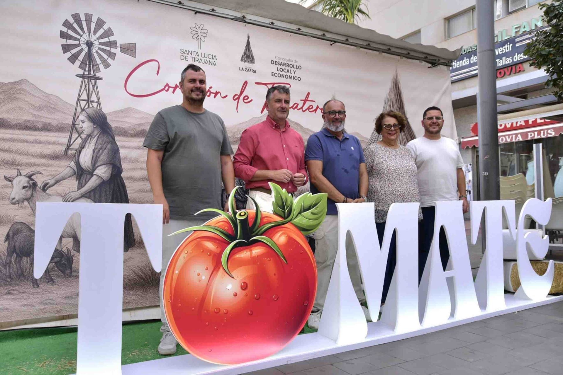 Calor y mucho sabor en la feria del tomate en Santa Lucía en Tirajana