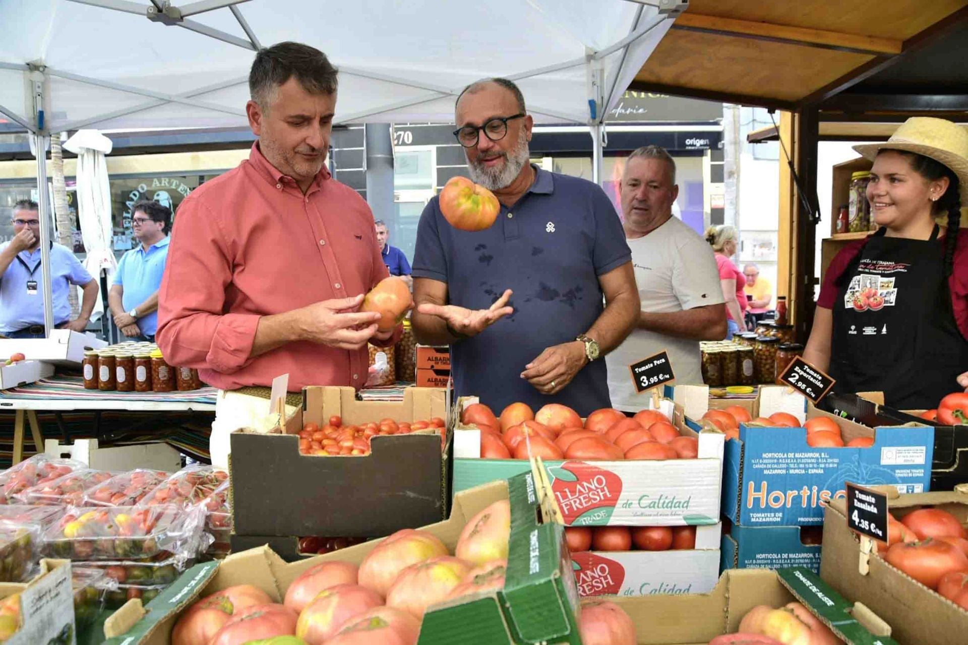 Calor y mucho sabor en la feria del tomate en Santa Lucía en Tirajana