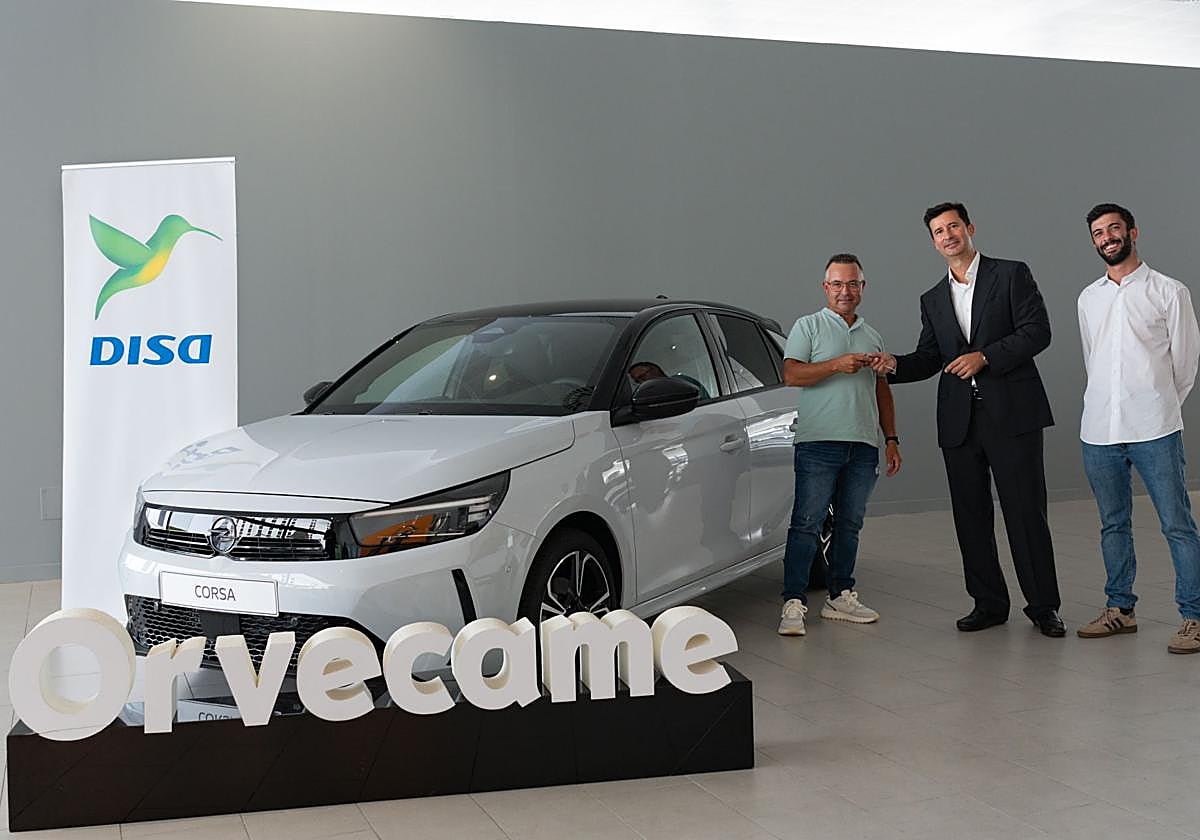 El director de la Red de Estaciones de DISA, Francisco Peláez, y el adjunto a la Dirección del Grupo Cabrera Medina, Sergio Ayala Cabrera, entregando las llaves del vehículo al ganador del sorteo, Sergio González.