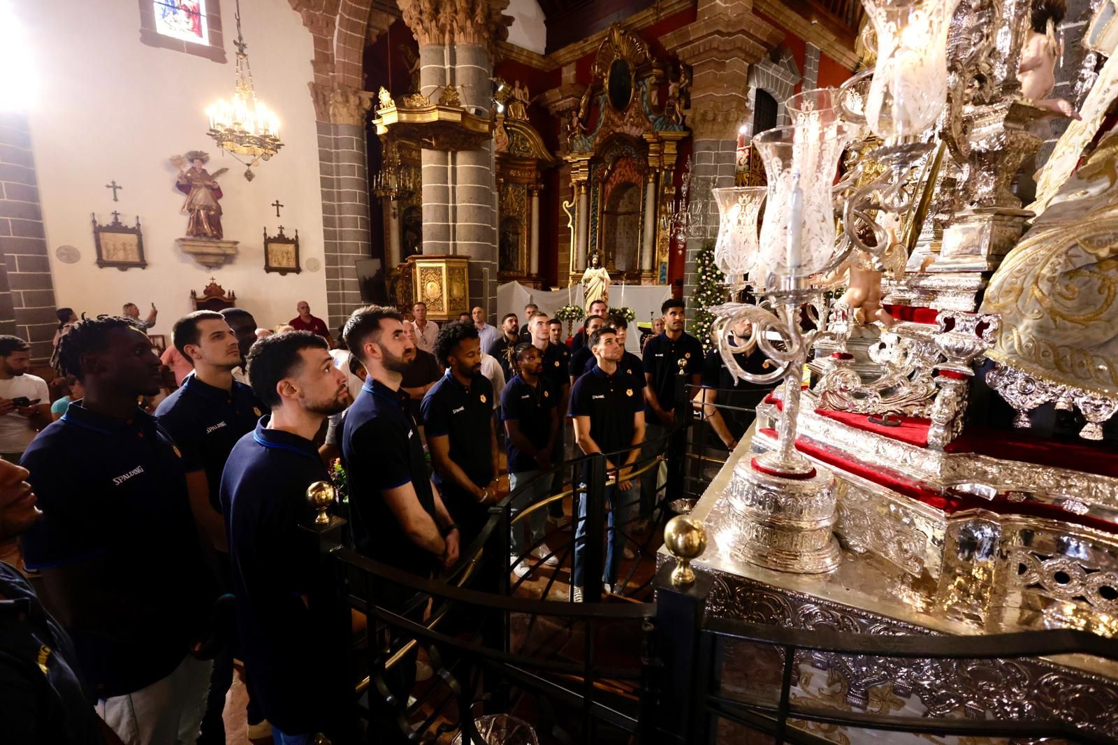 El CB Gran Canaria realiza su tradicional ofrenda floral a la Virgen del Pino