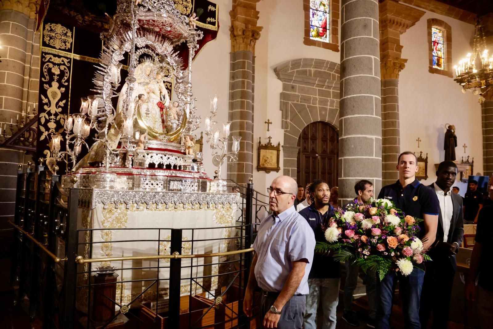 El CB Gran Canaria realiza su tradicional ofrenda floral a la Virgen del Pino