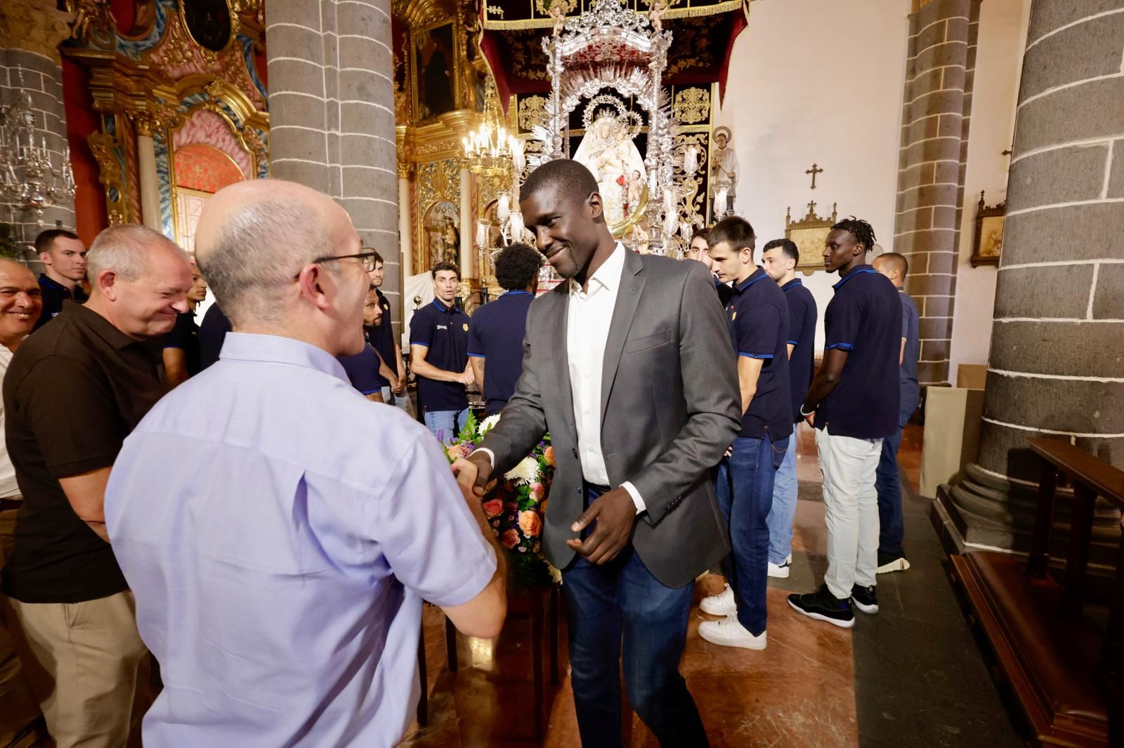 El CB Gran Canaria realiza su tradicional ofrenda floral a la Virgen del Pino
