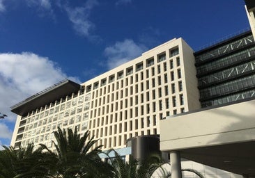 Un paciente la emprende a puñetazos con un enfermero en el Hospital Insular