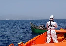 Salvamento Marítimo rescata a cinco migrantes a bordo de una patera este viernes.