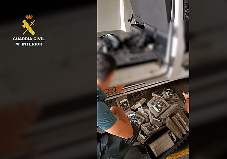 Agentes de la Guardia Civil y de Vigilancia Aduanera de la Agencia Tributaria incautan cocaína.